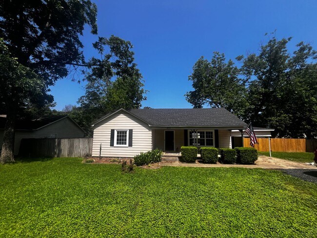 Foto del edificio - Freshly updated home with privacy fence in...