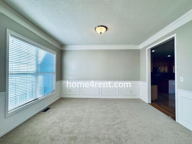 Foto del edificio - Gorgeous, Updated Home w/ Granite Counters and Wood Floors in Kitchen, Walkout Finished Basement!