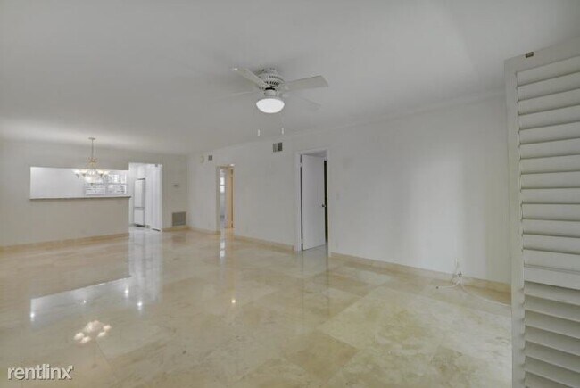 Building Photo - 2 br, 2 bath Condo - 1000 E Camino Real