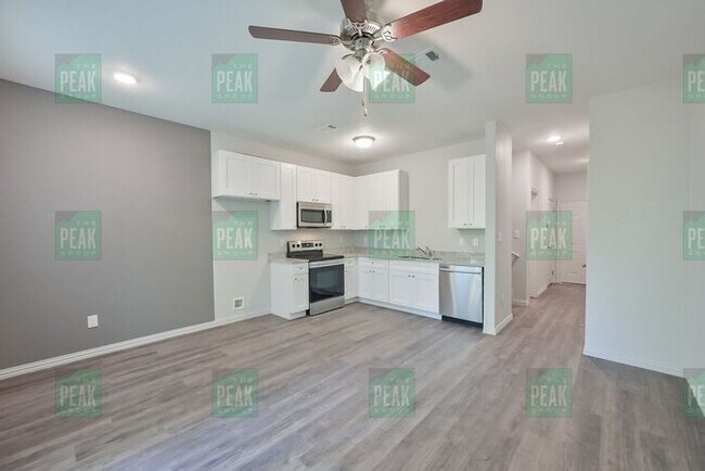 Foto del edificio - BEAUTIFUL DUPLEX NOW LEASING FOR A MAY MOV...