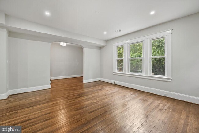 Foto del edificio - 3551 Hertford Pl NW