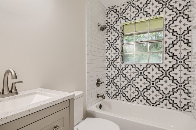 Foto del edificio - Room in Apartment on Cleveland St