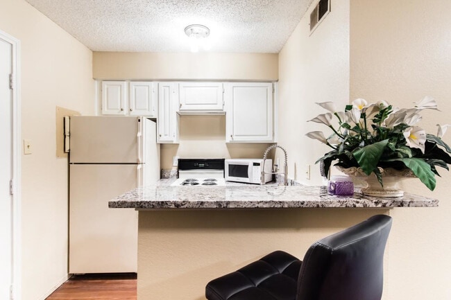 Building Photo - 1704 Oak Creek