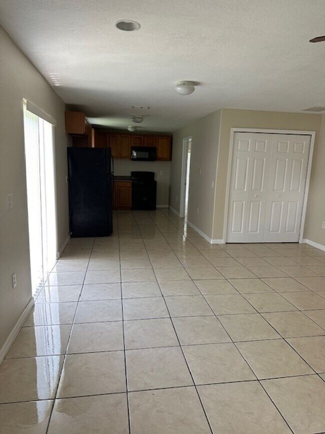 Building Photo - 4/3 Duplex in Poinciana