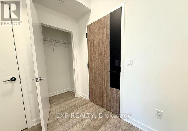 Building Photo - 1007 The Queensway