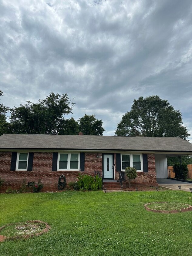 3 Bed 1.5 Bath 10 Minutes from downtown! - 3 Bed 1.5 Bath 10 Minutes from downtown!