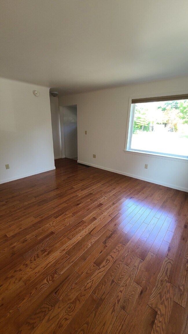 Building Photo - Spacious 2-Bedroom Apartment in a Serene S...
