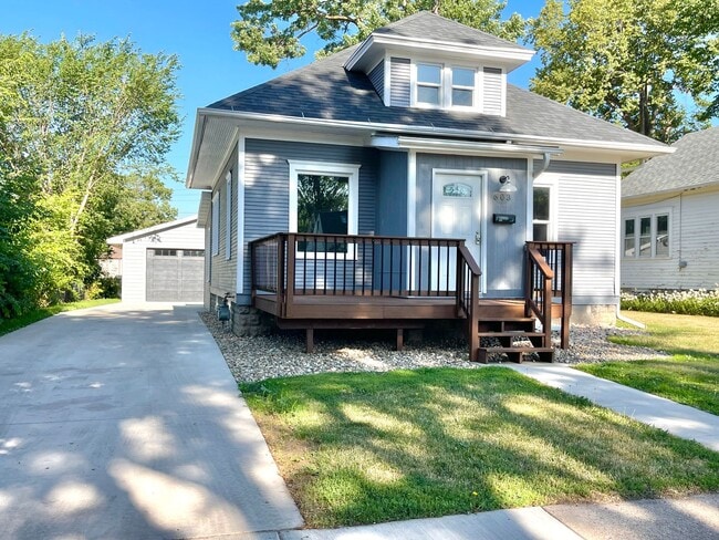 Building Photo - Newly Remodeled 2 Bed 1.5 Bath Home will Large Oversized 2-Stall Garage!