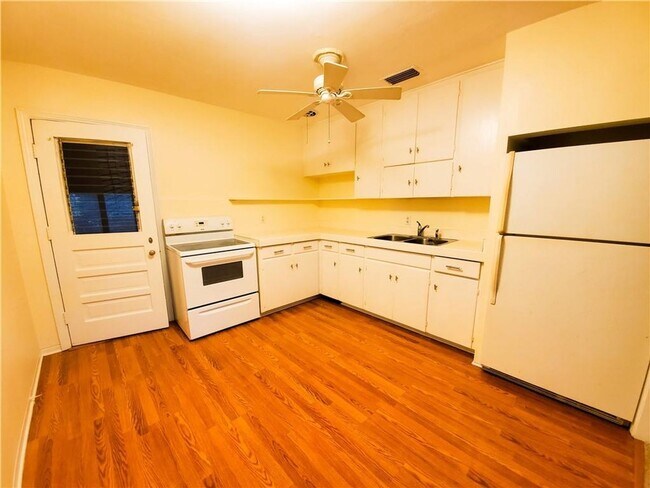 Foto del edificio - ANNUAL RENTAL 2/1 COTTAGE