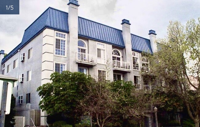 Building Photo - 15270 Sutton St
