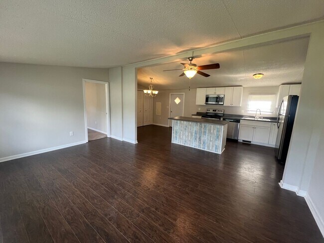 Foto del edificio - Introducing a charming 4-bedroom, 2-bathroom house in the desirable Gastonia, NC area