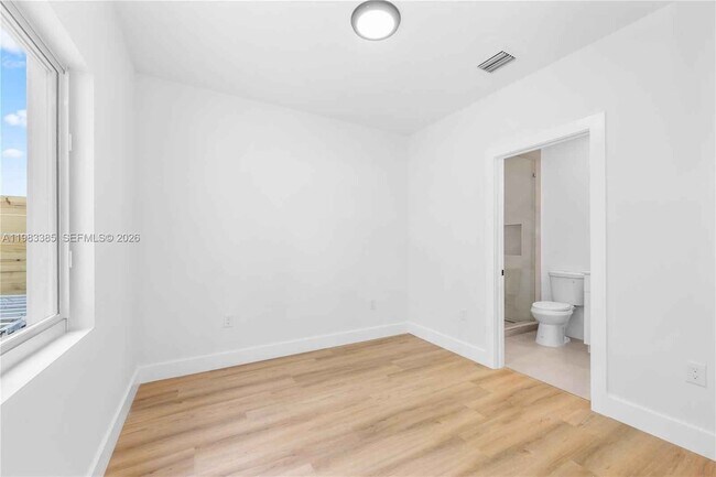 Foto del edificio - 2121 NW 45th St