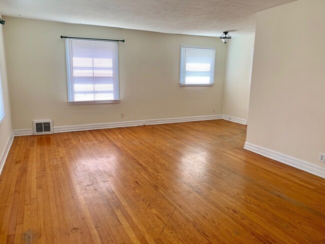 Building Photo - 1607 S. FAIRWAY AVE. - 1 SMALL PET NEGOTIA...