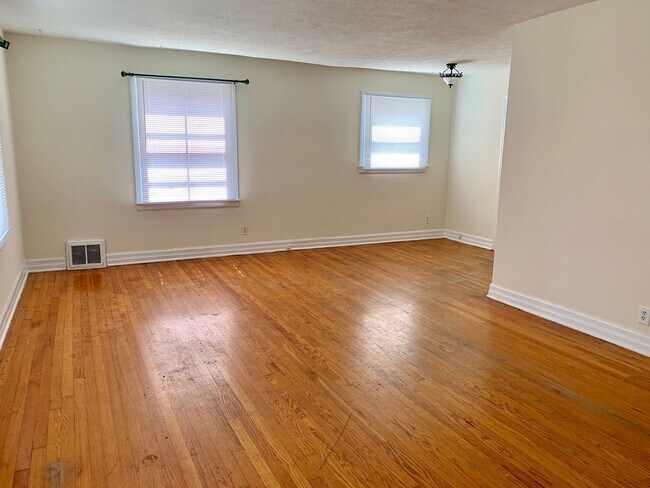 Foto del edificio - 1607 S. FAIRWAY AVE. - 1 SMALL PET NEGOTIA...