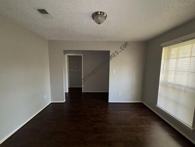 Foto del edificio - 9606 Hillis St