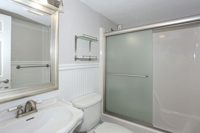 Foto del edificio - Walk to everything! Partially Furnished! Flexible lease terms!