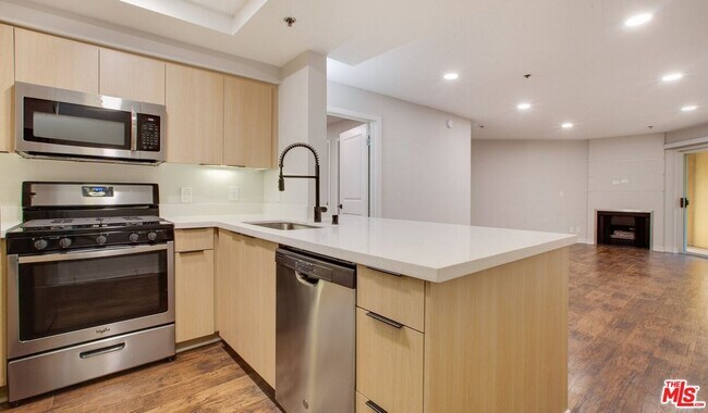 Building Photo - 7660 Beverly Blvd