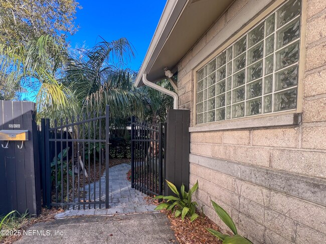 Foto del edificio - 2745 Downing St