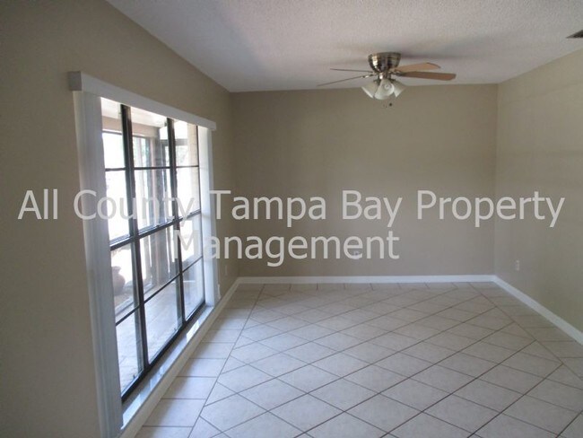 Foto del edificio - 4302 Hollow Hill Dr