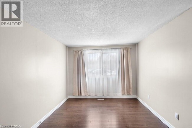 Building Photo - 462 Springbank Ave N