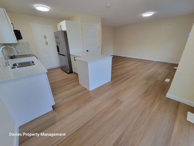 Photo du bâtiment - 2018 Garnett Way NW