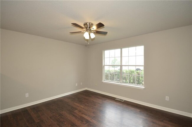 Building Photo - 202 White Oak Dr NE