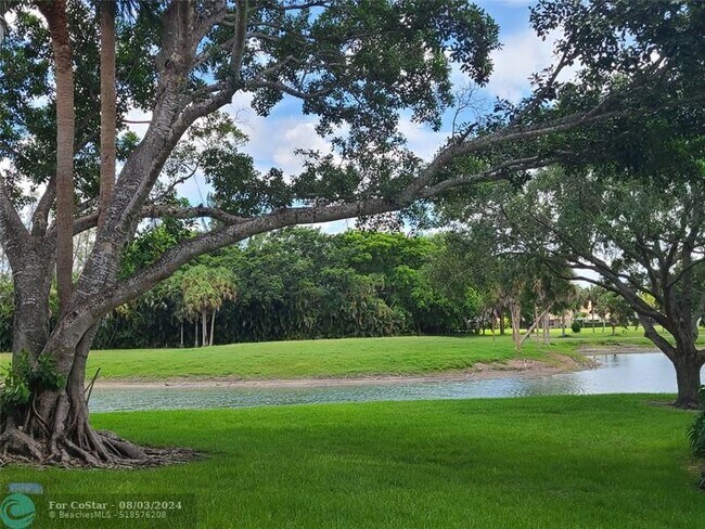 Foto del edificio - 3330 Pinewalk Dr N