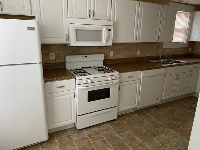 Building Photo - 138 E Kansas Ave Apt. A