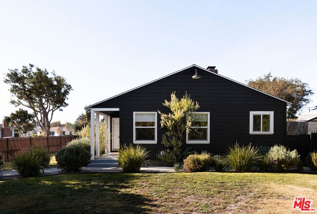 Building Photo - 2701 Coliseum St