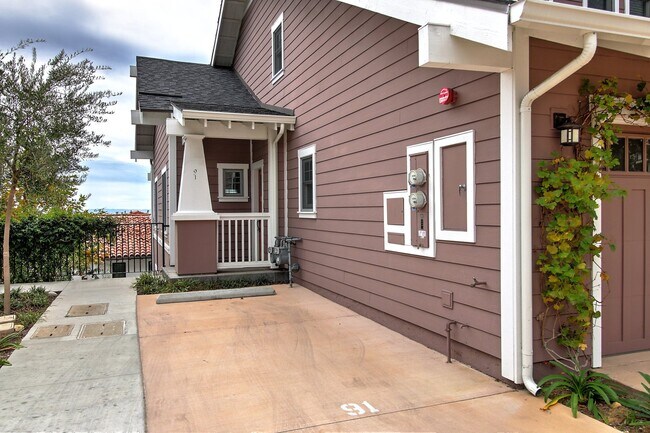 Building Photo - Wonderful Three bedroom 2.5 bathroom Ocean...