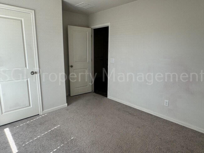 Building Photo - Beautiful single level ready for move in