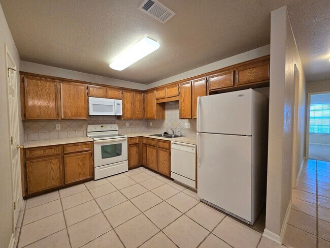 Foto del edificio - RENT REDUCTION & AVAILABLE NOW!