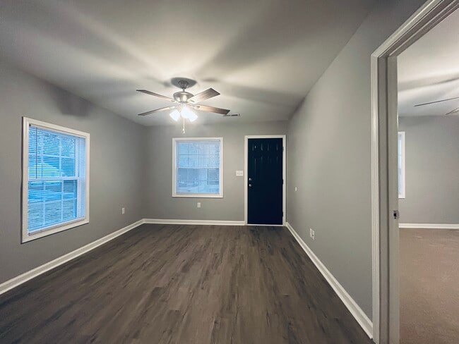 Foto del edificio - 1405 Leonard Ave