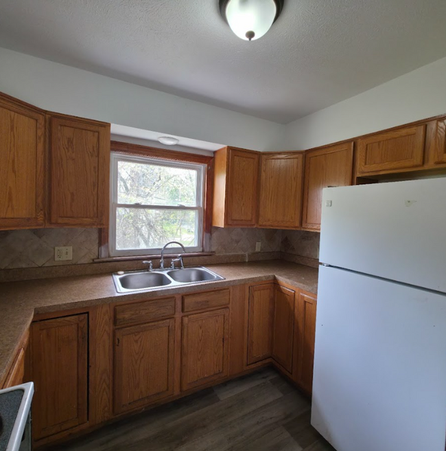 Building Photo - Single Family Home 3 beds 1 bath Available...