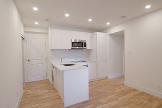 Building Photo - 5554 Rue Snowdon