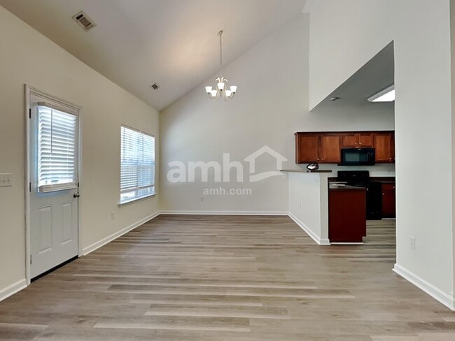 Building Photo - 25 Duxbury Dr
