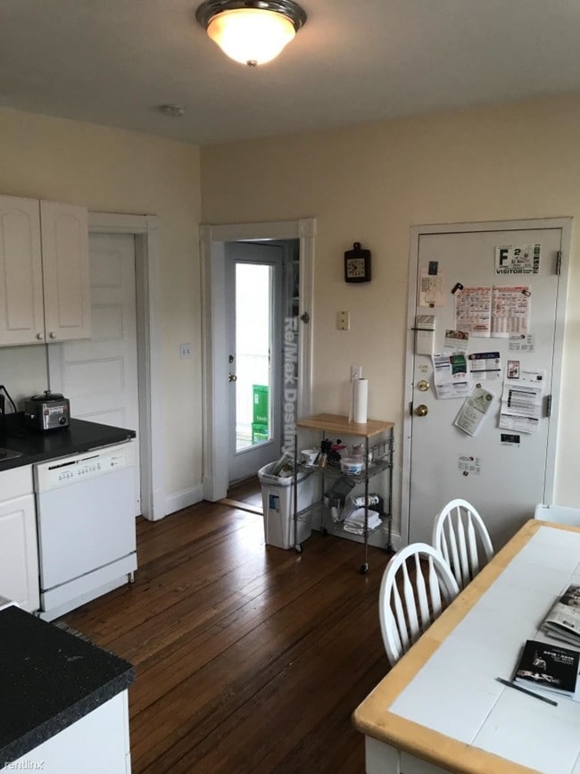 Building Photo - 4 br, 1 bath  - 83 Beacon St