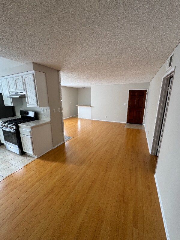 Building Photo - 725 E Providencia Ave