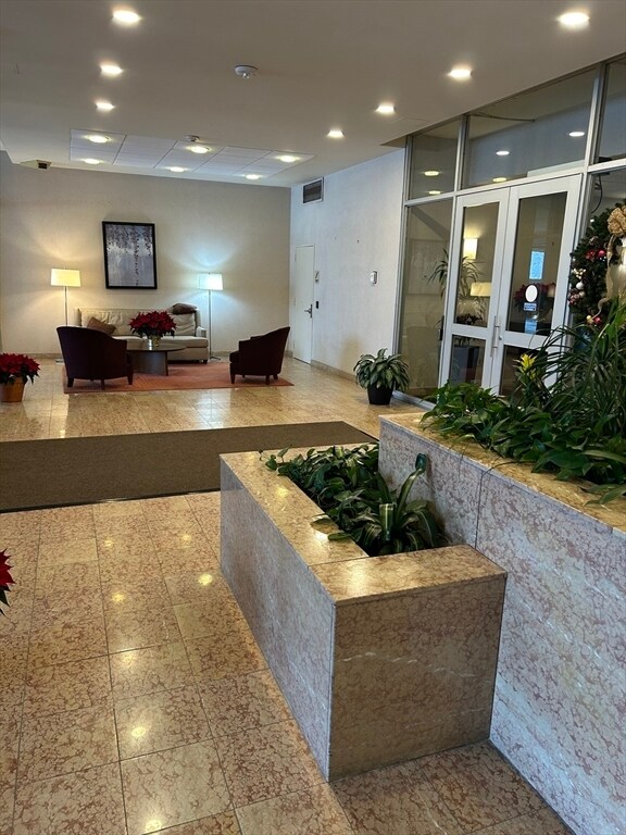 Foto del edificio - 77 Pond Ave