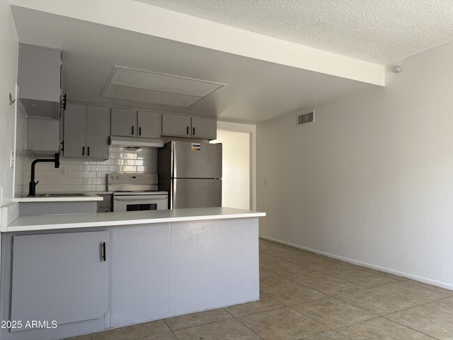Foto del edificio - 5318 W Turney Ave