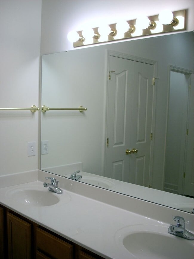 Foto del edificio - 1353SF 2BR 2.5BA w/garage