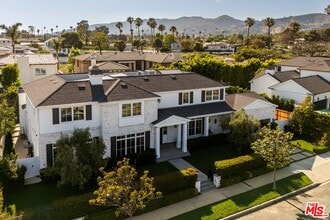 Building Photo - 557 Chapala Dr
