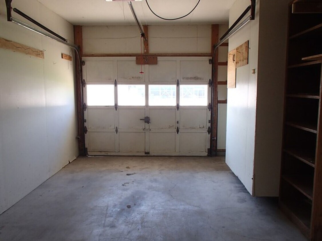 Primary Photo - 2 Bedroom, 1 Bathroom Duplex w/ Central Air!
