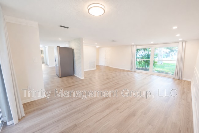 Building Photo - 8605 Wagon Wheel Ln