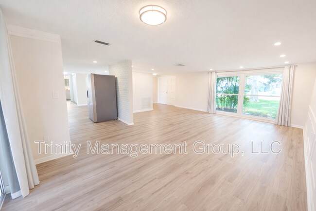 Foto del edificio - 8605 Wagon Wheel Ln