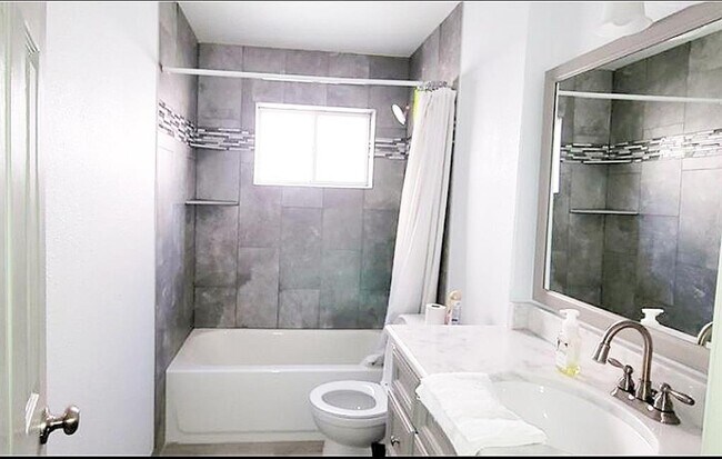 Foto del edificio - 16318 Forest Way Dr