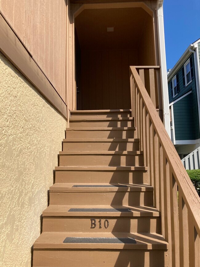 Escaleras privadas a 2nd piso (parte superior) - 501 44th Ave N