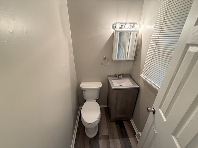 Foto del edificio - Charming 3-Bed 1.5 Bath Raised Ranch with ...