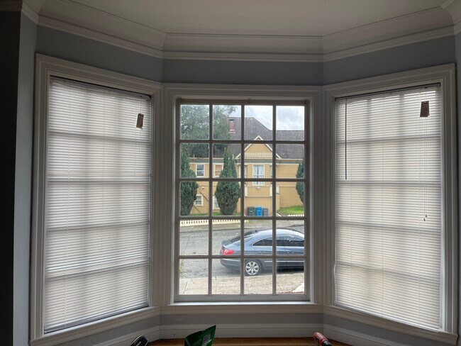 Living room with view - 700 Alameda St