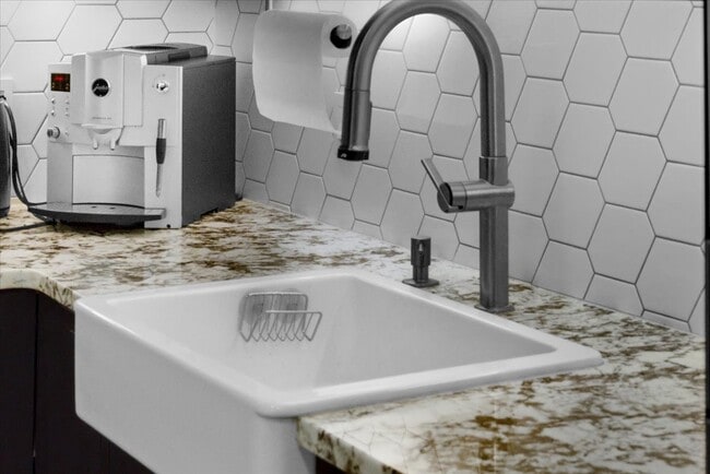 Foto del edificio - 16405 E Layton Ave